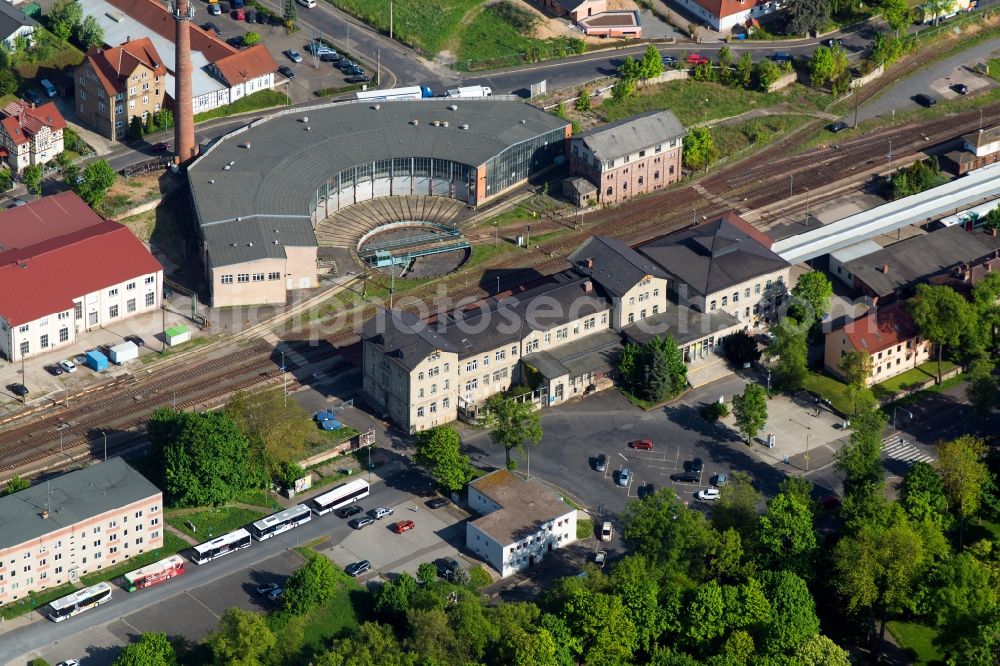 Meiningen from above - Trackage and rail routes on the roundhouse - locomotive hall of the railway operations work Am Kirchbrunnen in Meiningen in the state Thuringia, Germany