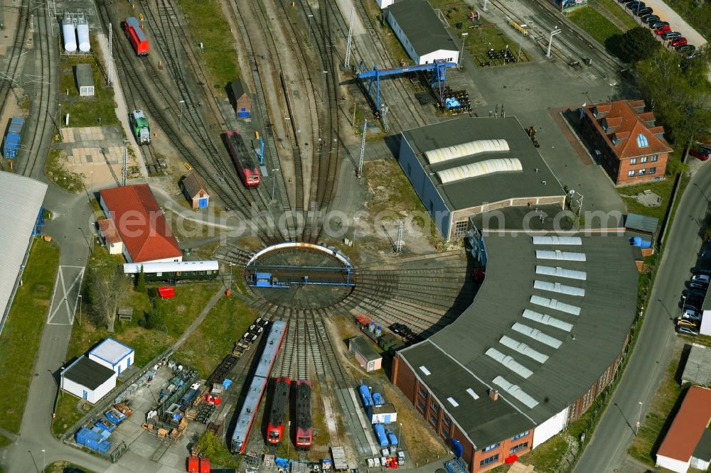 Rostock from the bird's eye view: Trackage and rail routes on the roundhouse - locomotive hall of the railway operations work of DB Regio factorystatt on Dalwitzhofer Weg in Rostock in the state Mecklenburg - Western Pomerania, Germany