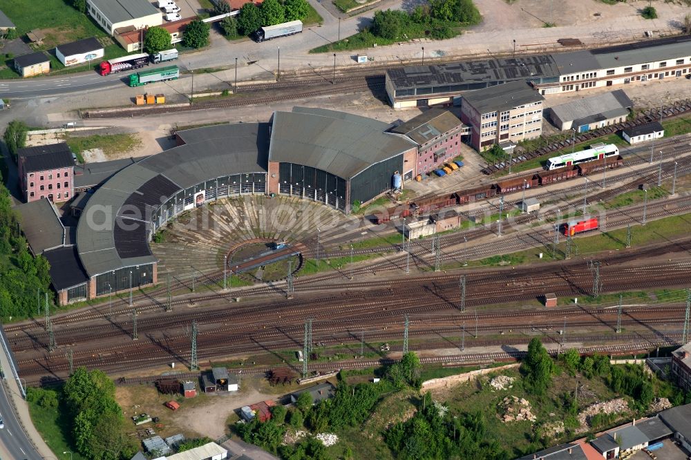 Aerial image Saalfeld/Saale - Trackage and rail routes on the roundhouse - locomotive hall of the railway operations work in Saalfeld/Saale in the state Thuringia, Germany