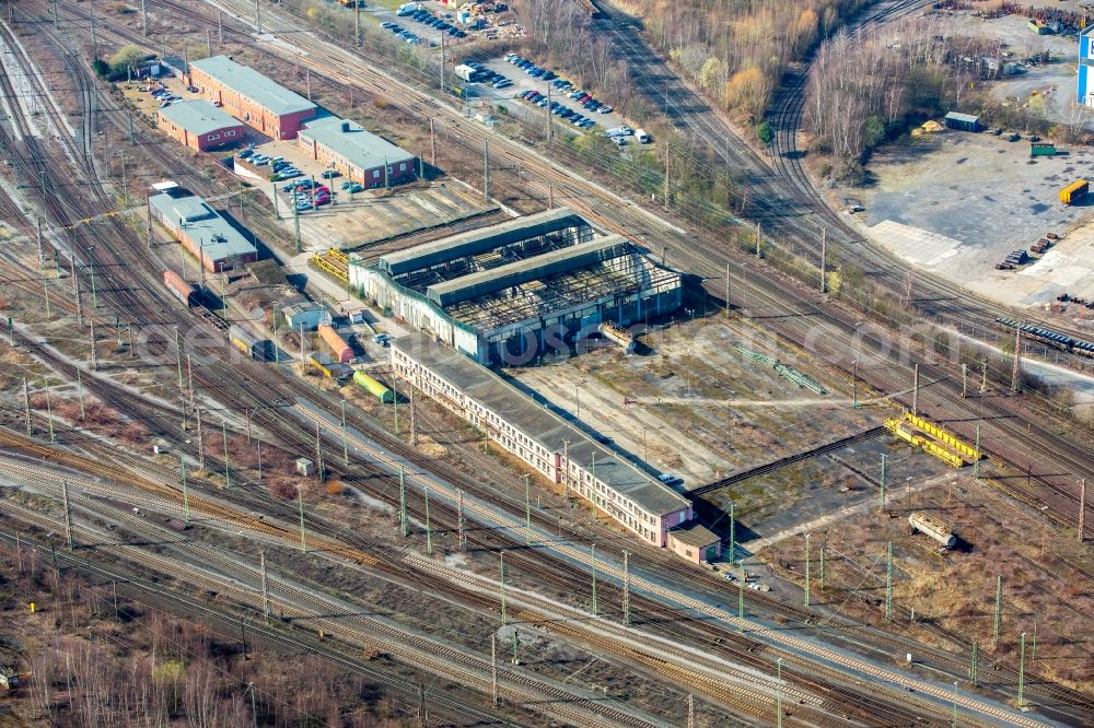 Aerial image Hamm - Trackage and rail routes on the locomotive hall of the railway operations work in Hamm in the state North Rhine-Westphalia