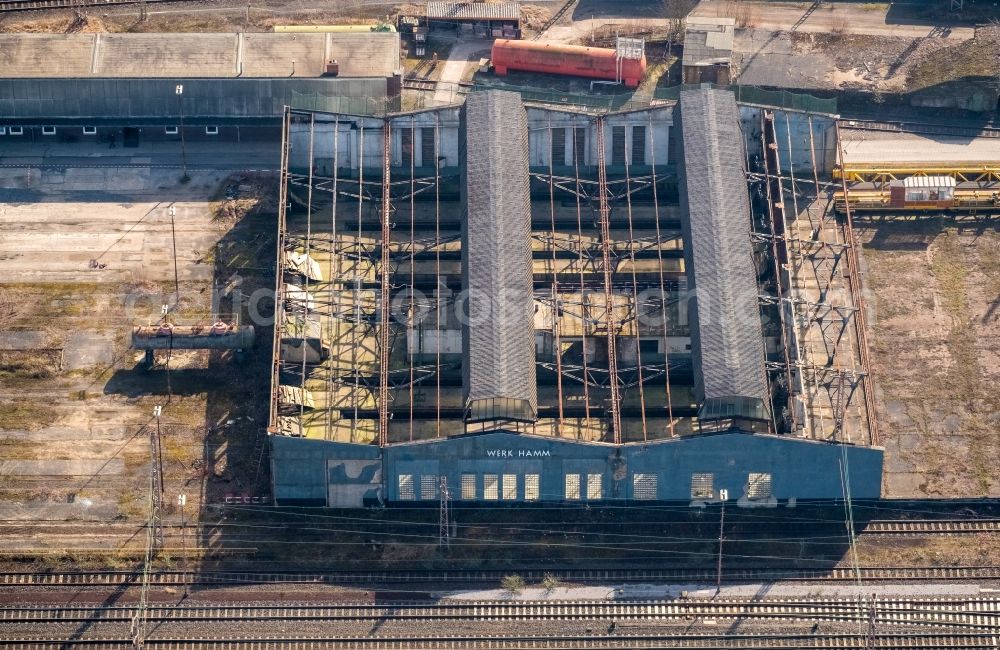 Aerial photograph Hamm - Trackage and rail routes on the locomotive hall of the railway operations work in Hamm in the state North Rhine-Westphalia