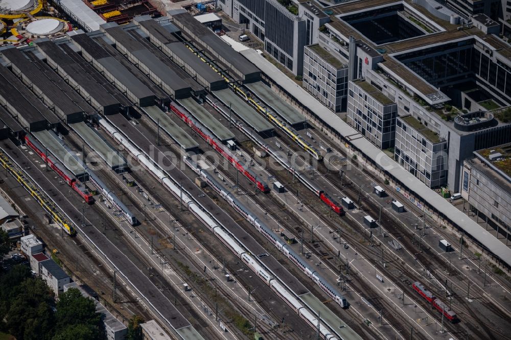 Stuttgart from the bird's eye view: Track progress and building of the main station of the railway in the district Stadtzentrum in Stuttgart in the state Baden-Wuerttemberg, Germany