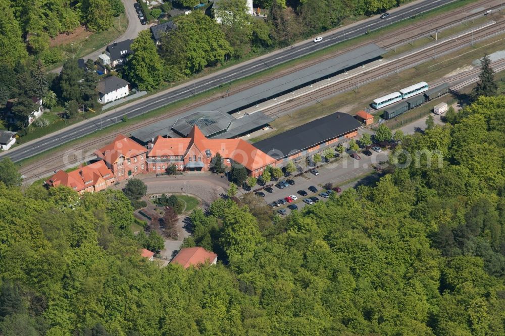 Aerial photograph Heringsdorf - Station railway building of trainstation Seebad Heringsdorf of the Deutsche Bahn in the district Seebad Heringsdorf in Heringsdorf in the state Mecklenburg - Western Pomerania, Germany