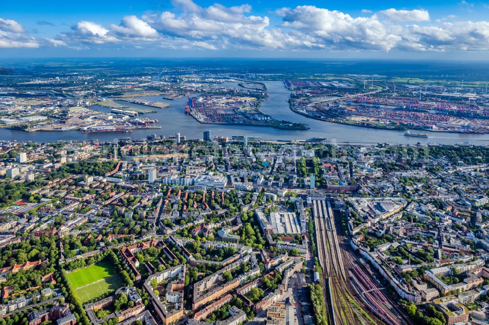 Aerial photograph Hamburg - Railway tracks and facilities of the Deutsche Bahn at the train station Hamburg-Altona in Hamburg in Germany. There are plans to redevelop the area