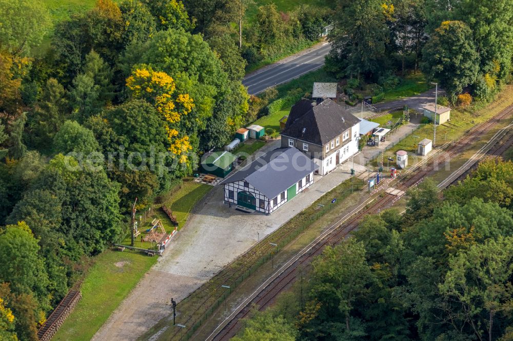 Binolen from the bird's eye view: Station railway building of the Deutsche Bahn in Binolen in the state North Rhine-Westphalia, Germany