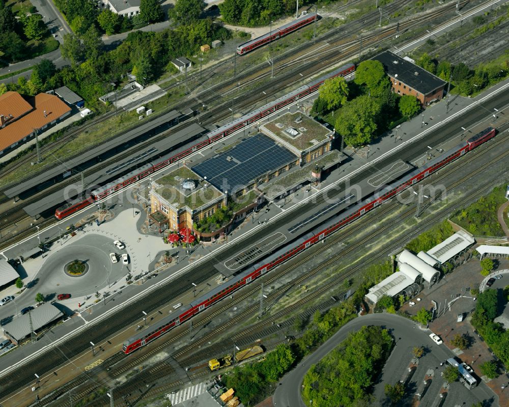 Uelzen from the bird's eye view: Station railway building of the Deutsche Bahn on place Friedensreich-Hundertwasser-Platz in Uelzen in the state Lower Saxony, Germany