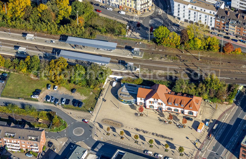 Moers from the bird's eye view: of track and station building of Deutsche Bahn on Vizenzstrasse in Moers in the state North Rhine-Westphalia, Germany