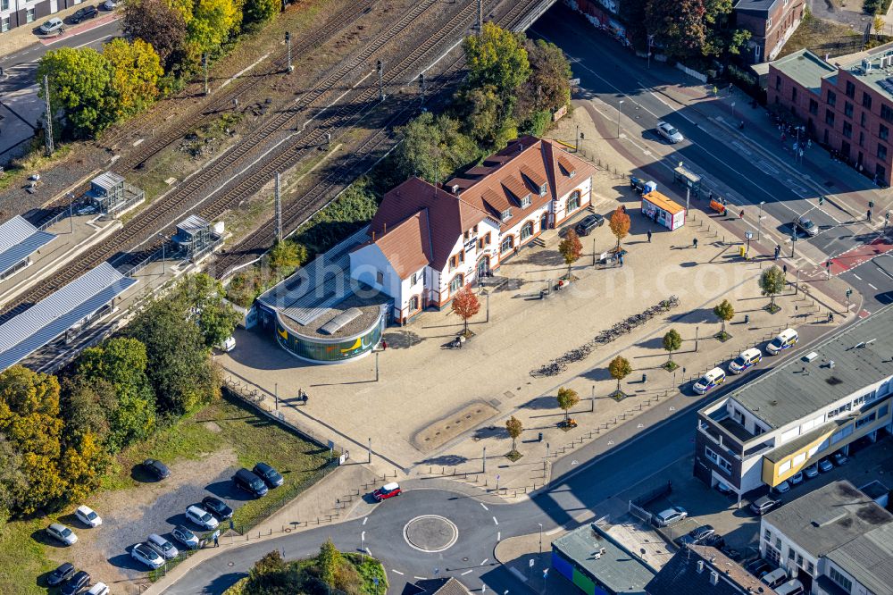 Moers from the bird's eye view: Of track and station building of Deutsche Bahn on Vizenzstrasse in Moers in the state North Rhine-Westphalia, Germany