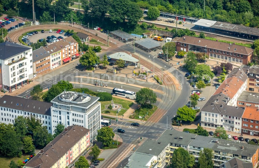 Aerial photograph Dinslaken - Track and railway station of the German railway next to the circle of a tram Am Bahnhofspl. In Dinslaken in North Rhine-Westphalia - NRW, Germany