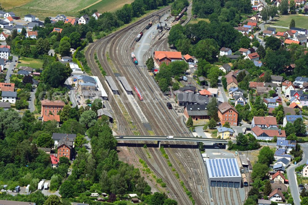 Aerial photograph Neuenmarkt - Station railway building of the Deutsche Bahn in Neuenmarkt in the state Bavaria, Germany