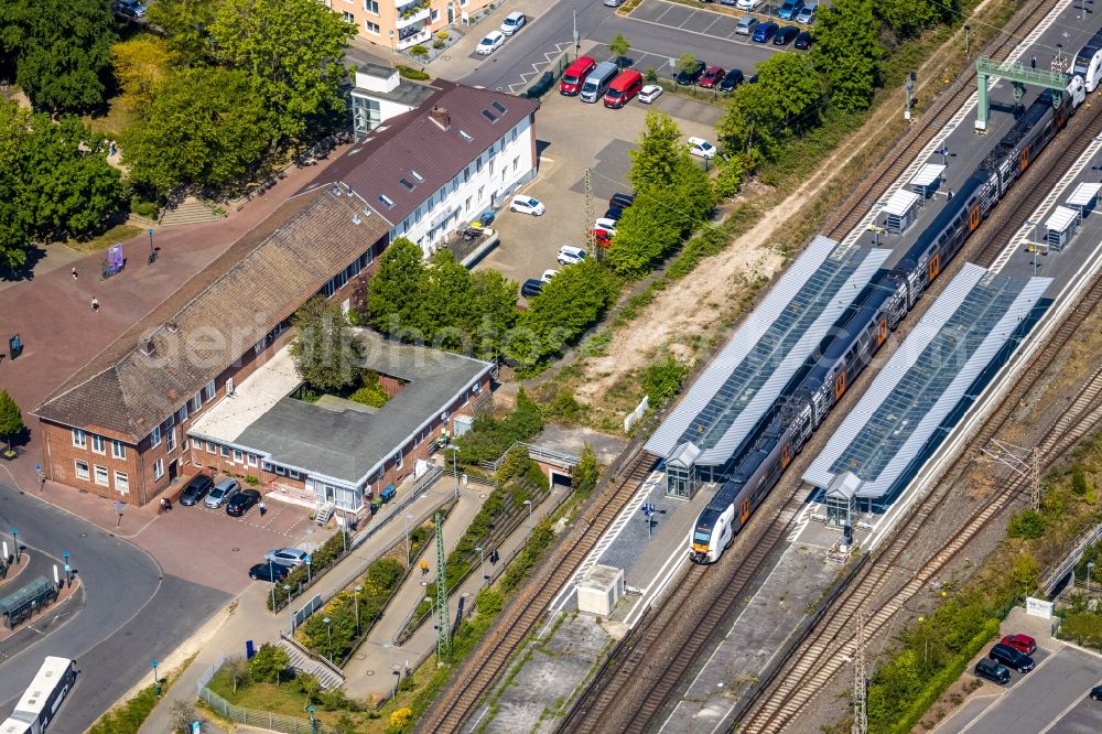 Aerial photograph Wesel - Station railway building of the Deutsche Bahn in the district Blumenkamp in Wesel in the state North Rhine-Westphalia, Germany