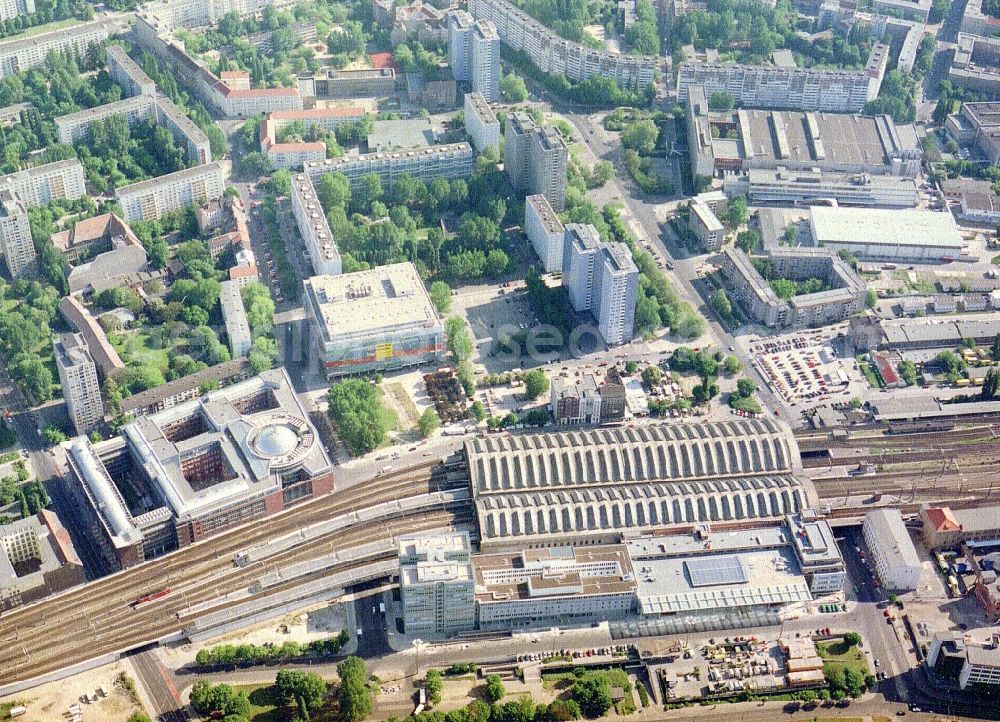 Aerial photograph Berlin - Station railway building of the Deutsche Bahn in the district Friedrichshain in Berlin, Germany