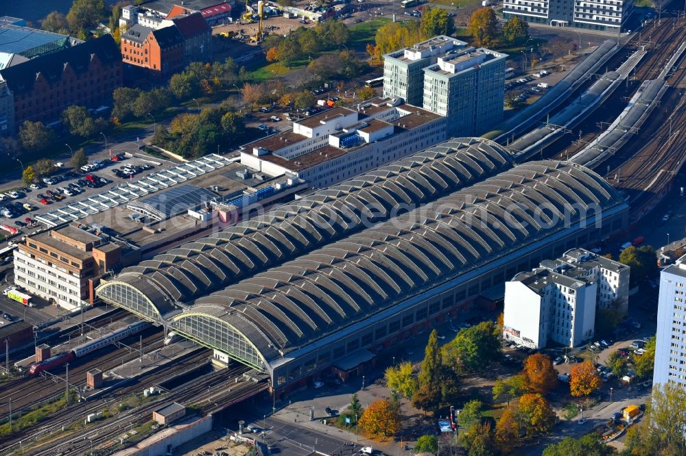 Berlin from the bird's eye view: Station railway building of the Deutsche Bahn in the district Friedrichshain in Berlin, Germany