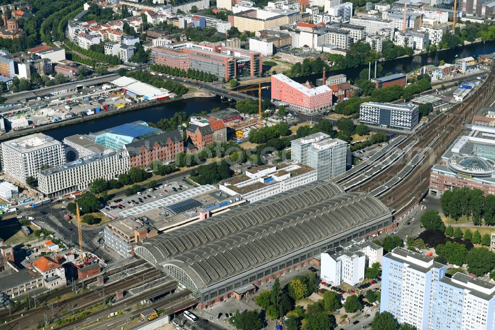 Aerial photograph Berlin - Station railway building of the Deutsche Bahn in the district Friedrichshain in Berlin, Germany