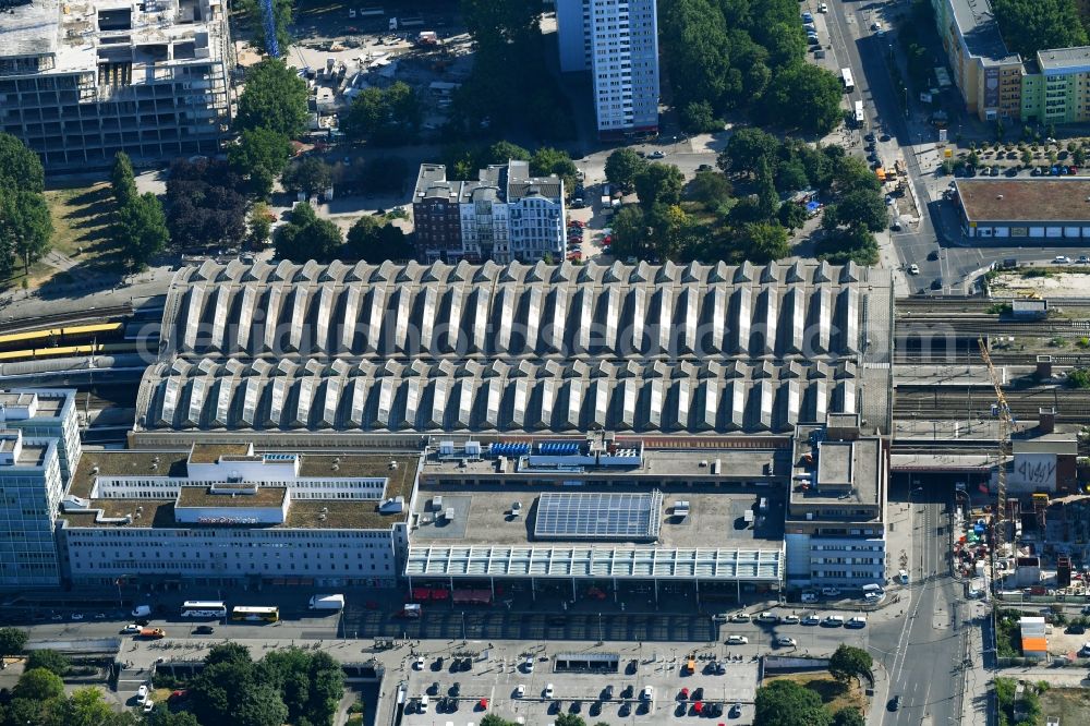 Berlin from the bird's eye view: Station railway building of the Deutsche Bahn in the district Friedrichshain in Berlin, Germany