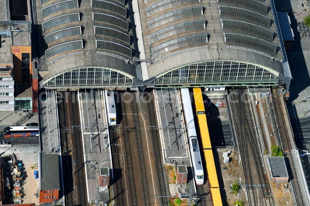 Aerial photograph Berlin - Station railway building of the Deutsche Bahn in the district Friedrichshain in Berlin, Germany