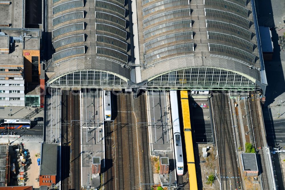 Berlin from the bird's eye view: Station railway building of the Deutsche Bahn in the district Friedrichshain in Berlin, Germany