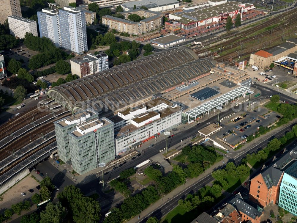 Aerial photograph Berlin - Station railway building of the Deutsche Bahn in the district Friedrichshain in Berlin, Germany