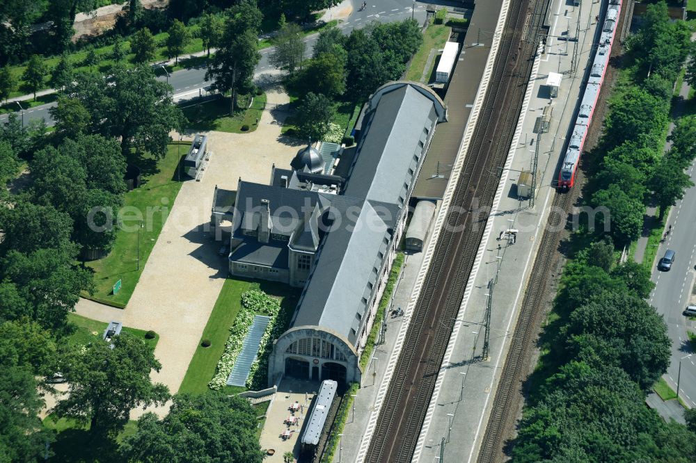 Potsdam from the bird's eye view: Station railway building of the Deutsche Bahn in the district Westliche Vorstadt in Potsdam in the state Brandenburg, Germany