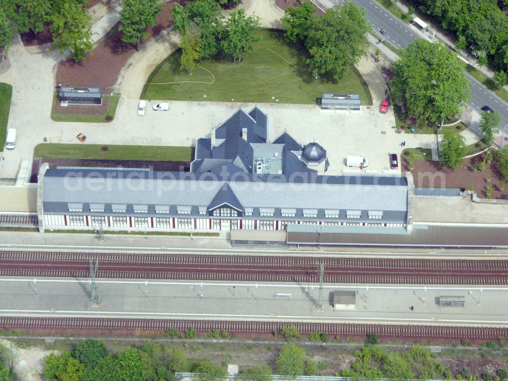 Potsdam from the bird's eye view: Station railway building of the Deutsche Bahn in the district Westliche Vorstadt in Potsdam in the state Brandenburg, Germany