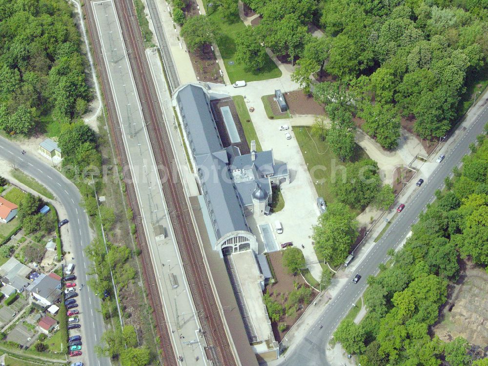 Aerial photograph Potsdam - Station railway building of the Deutsche Bahn in the district Westliche Vorstadt in Potsdam in the state Brandenburg, Germany