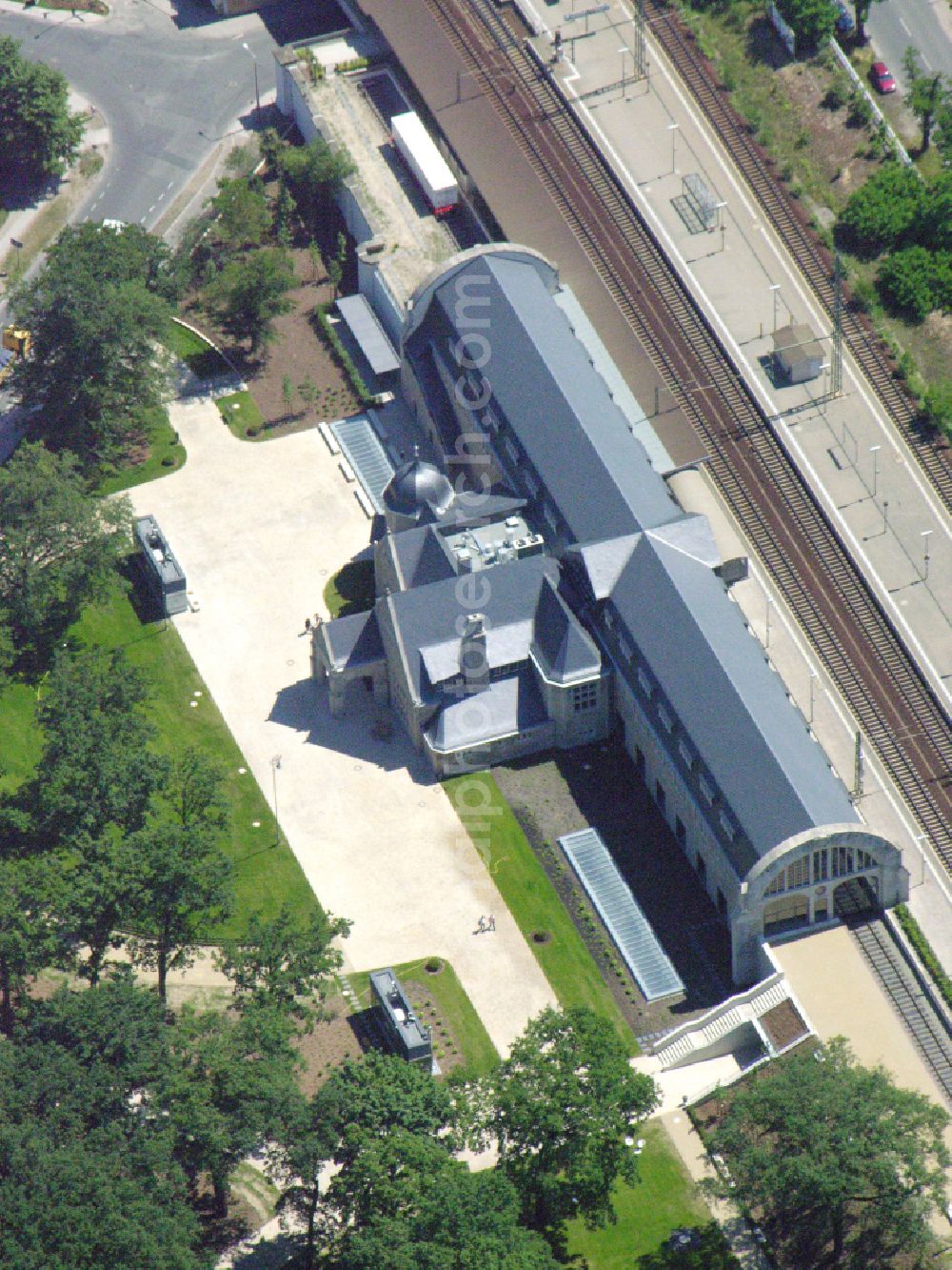 Aerial photograph Potsdam - Station railway building of the Deutsche Bahn in the district Westliche Vorstadt in Potsdam in the state Brandenburg, Germany