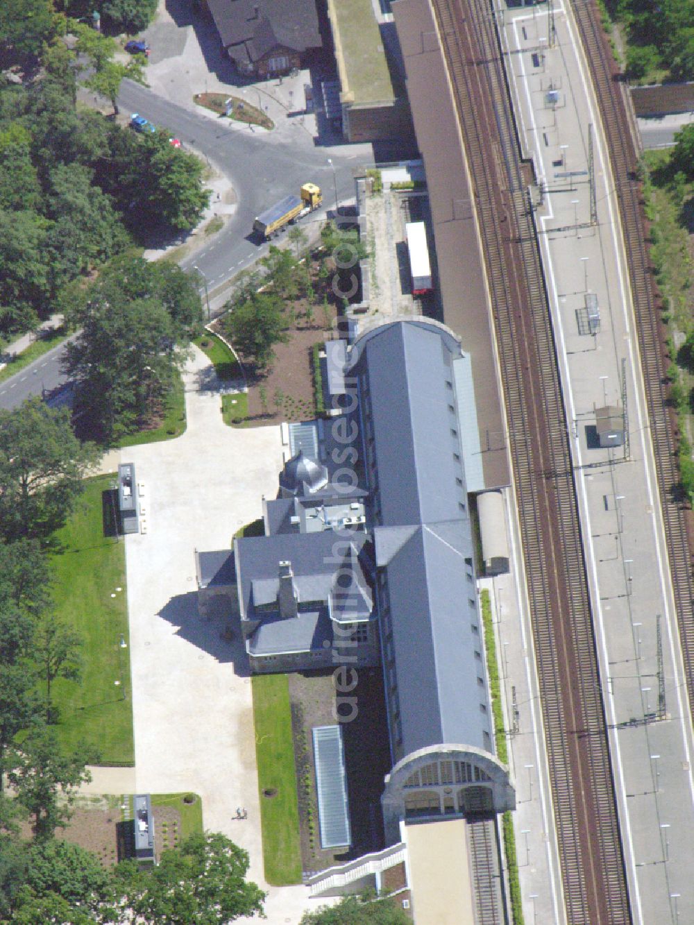 Potsdam from above - Station railway building of the Deutsche Bahn in the district Westliche Vorstadt in Potsdam in the state Brandenburg, Germany