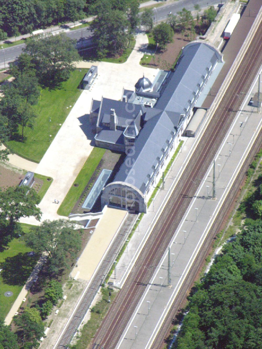 Potsdam from the bird's eye view: Station railway building of the Deutsche Bahn in the district Westliche Vorstadt in Potsdam in the state Brandenburg, Germany