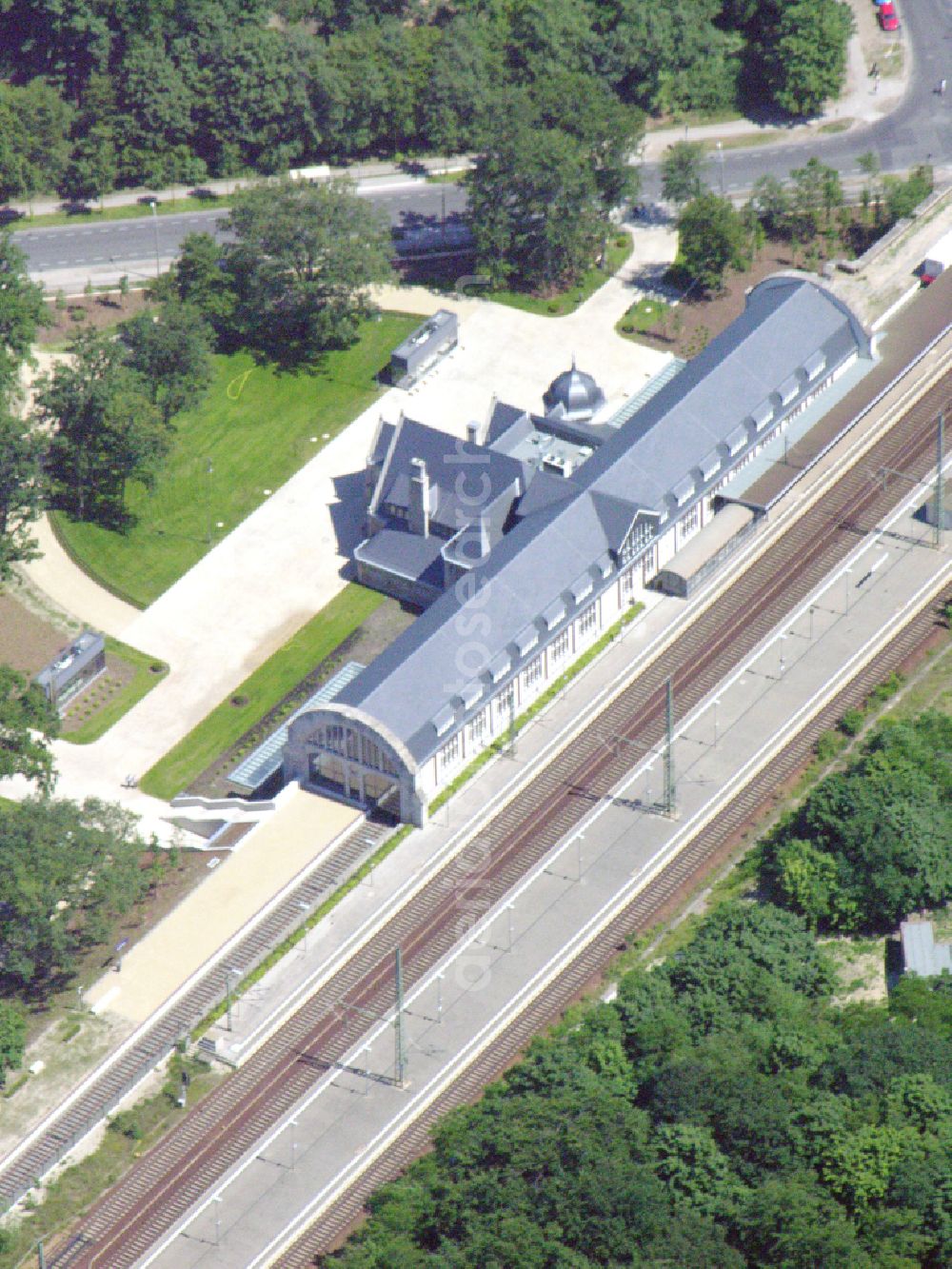 Aerial image Potsdam - Station railway building of the Deutsche Bahn in the district Westliche Vorstadt in Potsdam in the state Brandenburg, Germany