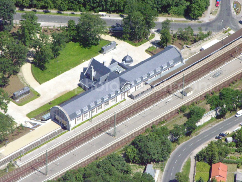 Aerial photograph Potsdam - Station railway building of the Deutsche Bahn in the district Westliche Vorstadt in Potsdam in the state Brandenburg, Germany