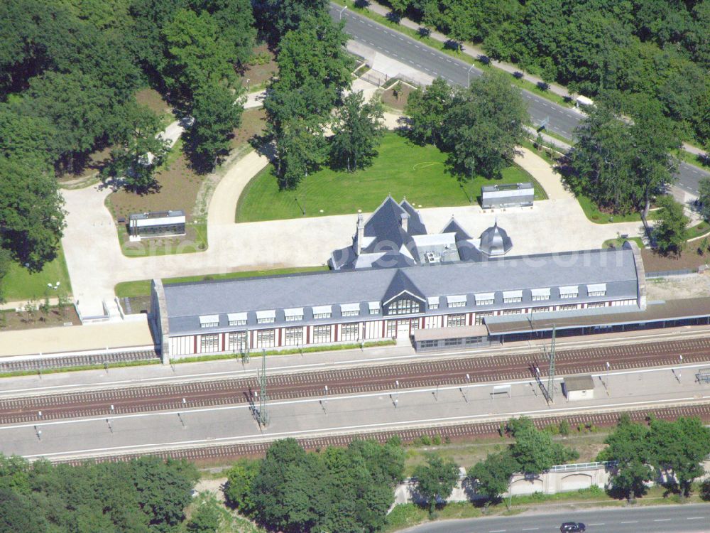 Potsdam from the bird's eye view: Station railway building of the Deutsche Bahn in the district Westliche Vorstadt in Potsdam in the state Brandenburg, Germany