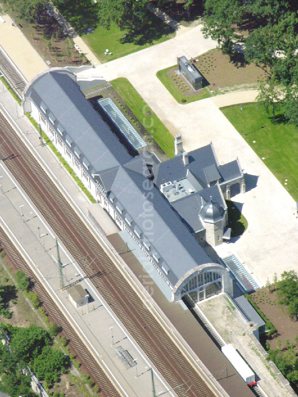 Potsdam from the bird's eye view: Station railway building of the Deutsche Bahn in the district Westliche Vorstadt in Potsdam in the state Brandenburg, Germany