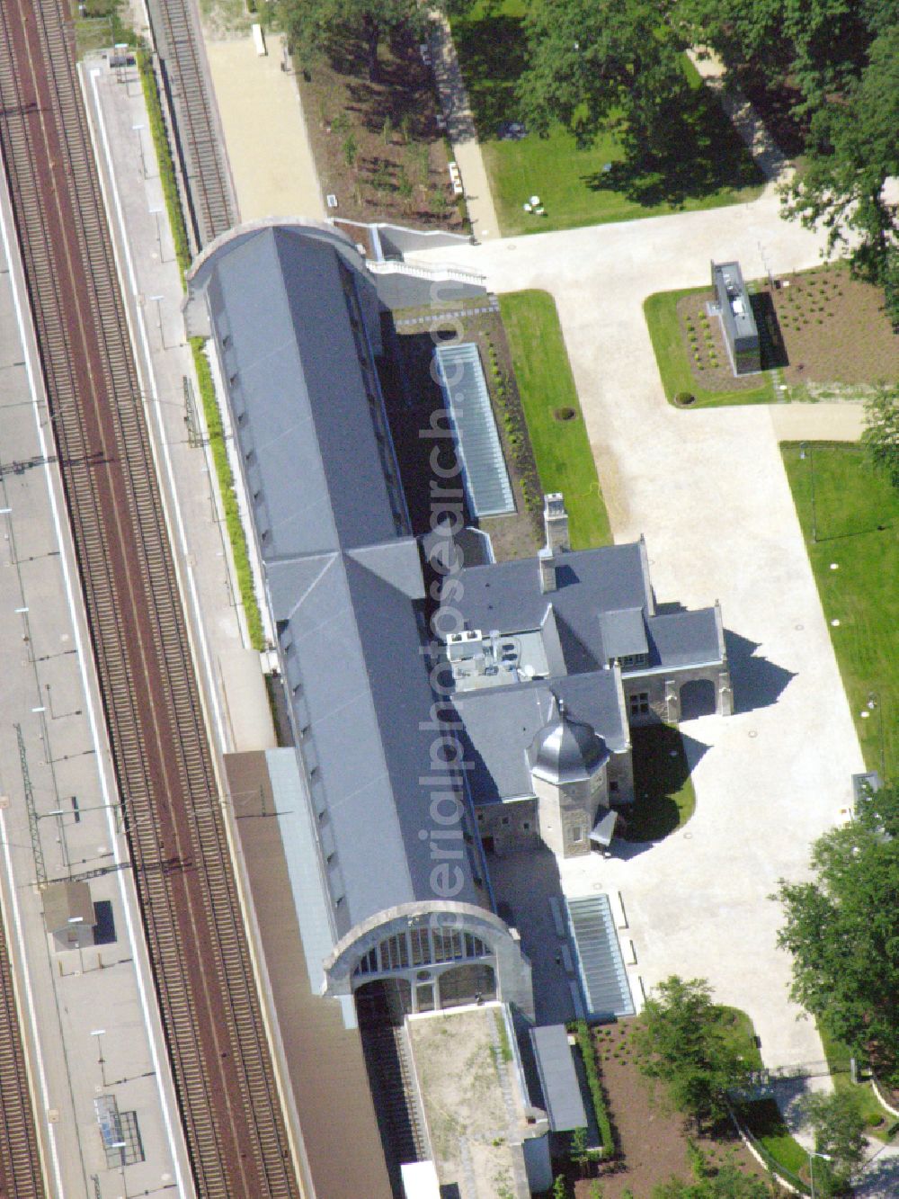 Aerial image Potsdam - Station railway building of the Deutsche Bahn in the district Westliche Vorstadt in Potsdam in the state Brandenburg, Germany