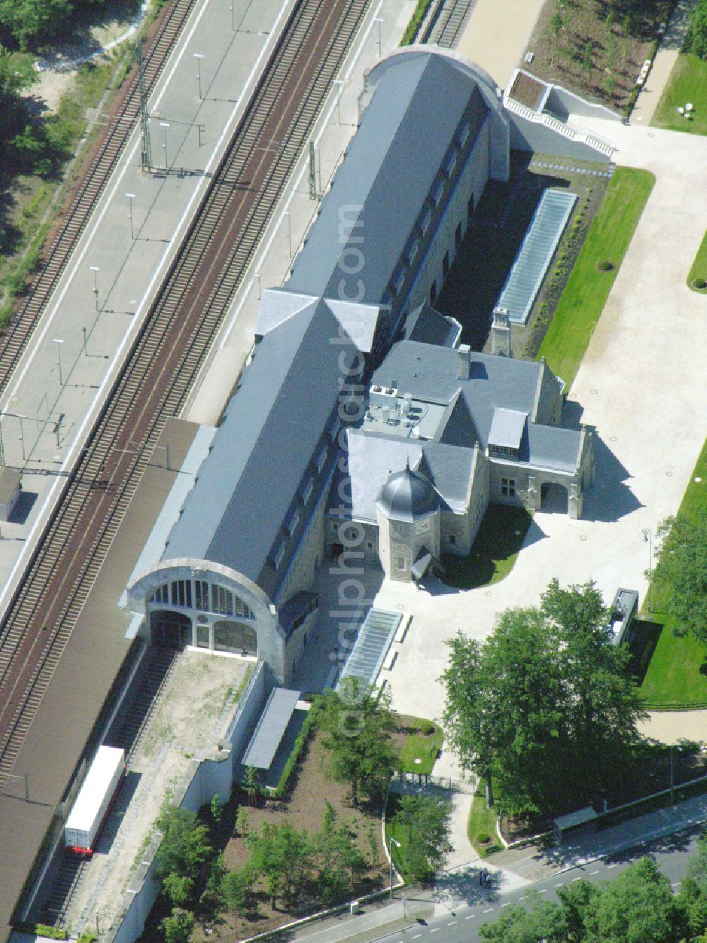 Aerial photograph Potsdam - Station railway building of the Deutsche Bahn in the district Westliche Vorstadt in Potsdam in the state Brandenburg, Germany