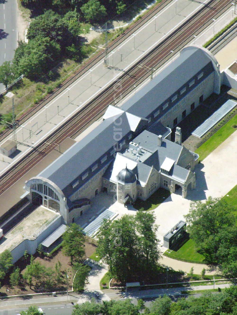 Potsdam from above - Station railway building of the Deutsche Bahn in the district Westliche Vorstadt in Potsdam in the state Brandenburg, Germany