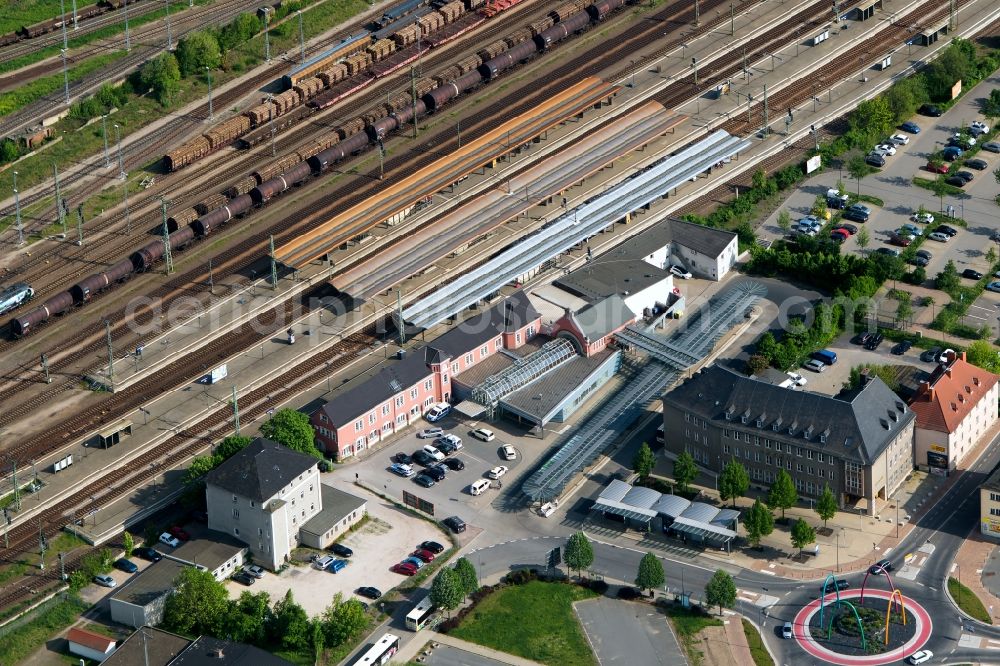 Saalfeld/Saale from the bird's eye view: Station railway building of the Deutsche Bahn in Saalfeld/Saale in the state Thuringia, Germany