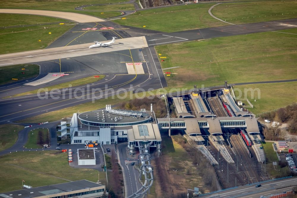 Aerial photograph Düsseldorf - Train station railway building Duesseldorf-Flughafen in Duesseldorf at Ruhrgebiet in the state North Rhine-Westphalia, Germany