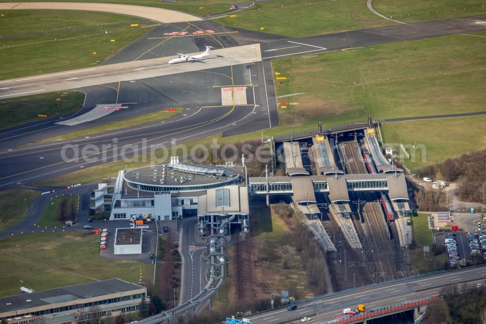 Düsseldorf from above - Train station railway building Duesseldorf-Flughafen in Duesseldorf at Ruhrgebiet in the state North Rhine-Westphalia, Germany