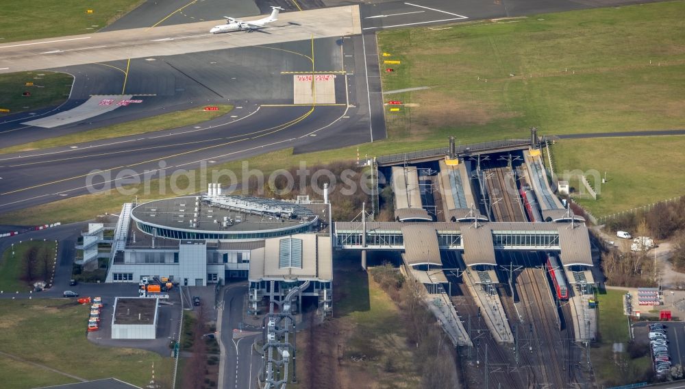 Düsseldorf from the bird's eye view: Train station railway building Duesseldorf-Flughafen in Duesseldorf at Ruhrgebiet in the state North Rhine-Westphalia, Germany