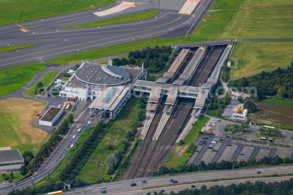 Düsseldorf from above - Train station railway building Duesseldorf-Flughafen in Duesseldorf at Ruhrgebiet in the state North Rhine-Westphalia, Germany