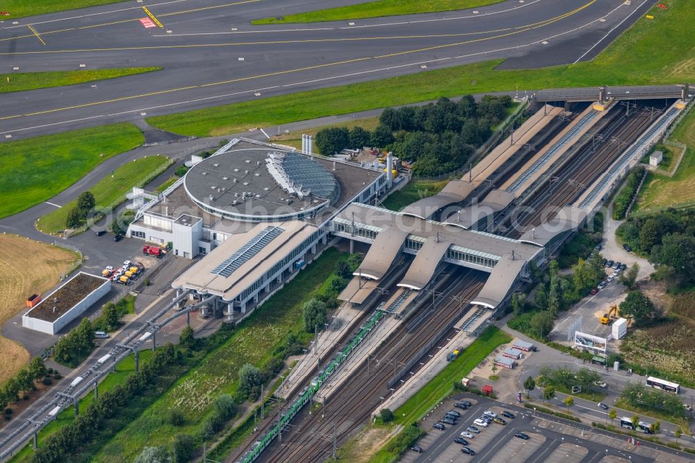 Düsseldorf from the bird's eye view: Train station railway building Duesseldorf-Flughafen in Duesseldorf at Ruhrgebiet in the state North Rhine-Westphalia, Germany