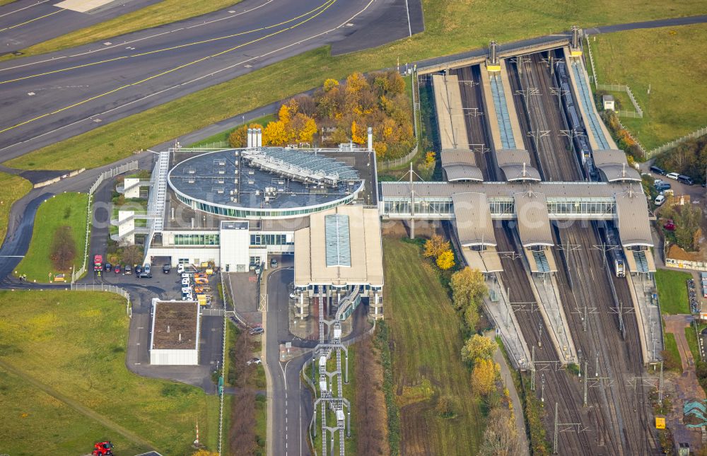 Aerial image Düsseldorf - Train station railway building Duesseldorf-Flughafen in Duesseldorf at Ruhrgebiet in the state North Rhine-Westphalia, Germany