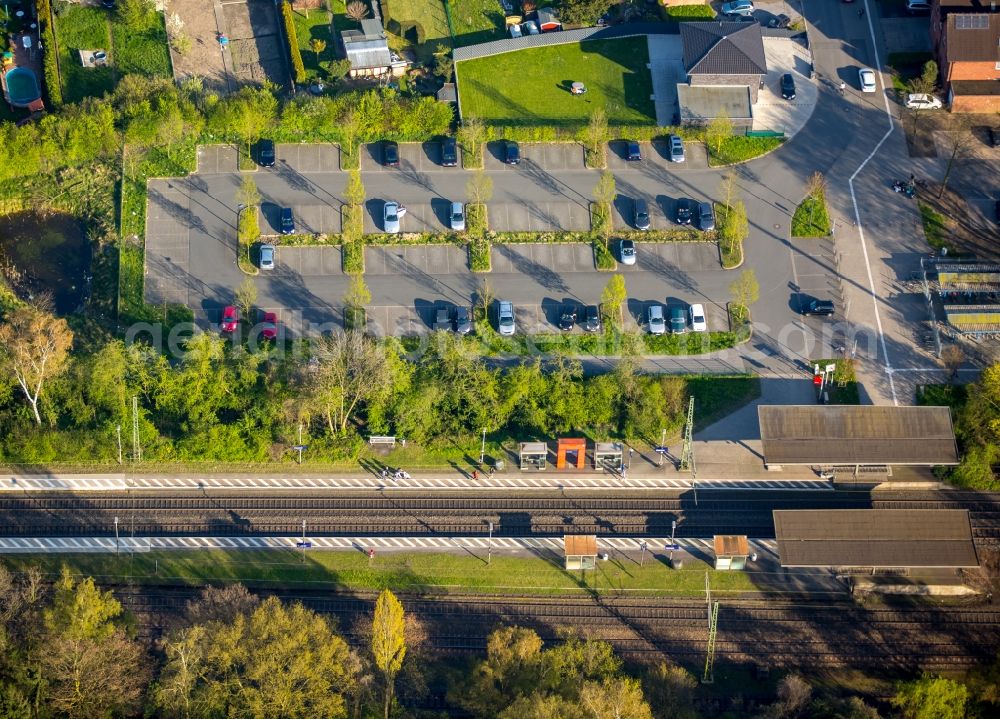 Aerial image Hamm - Station railway building and parking lot in the Heessen district of Hamm in the state of North Rhine-Westphalia