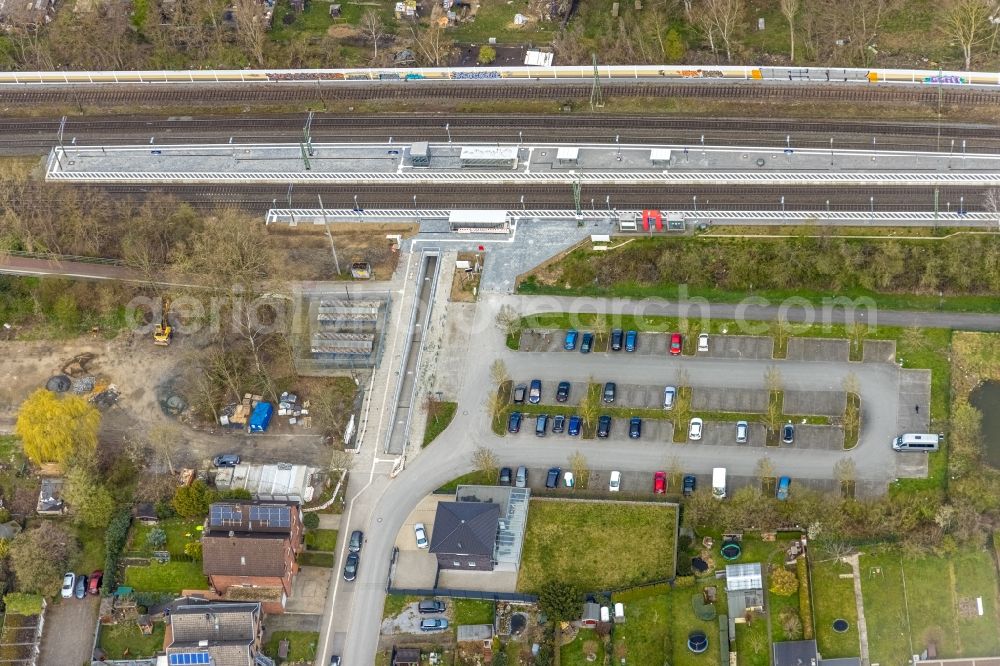 Hamm from the bird's eye view: Station railway building and parking lot in the Heessen district of Hamm at Ruhrgebiet in the state of North Rhine-Westphalia