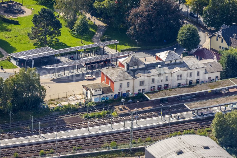 Aerial photograph Schwelm - Train station railway building on place Bahnhofplatz in Schwelm in the state North Rhine-Westphalia, Germany