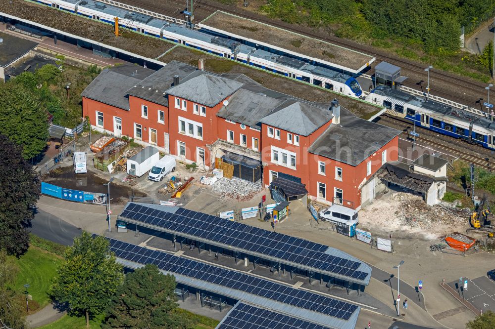 Aerial photograph Schwelm - Train station railway building on place Bahnhofplatz in Schwelm in the state North Rhine-Westphalia, Germany