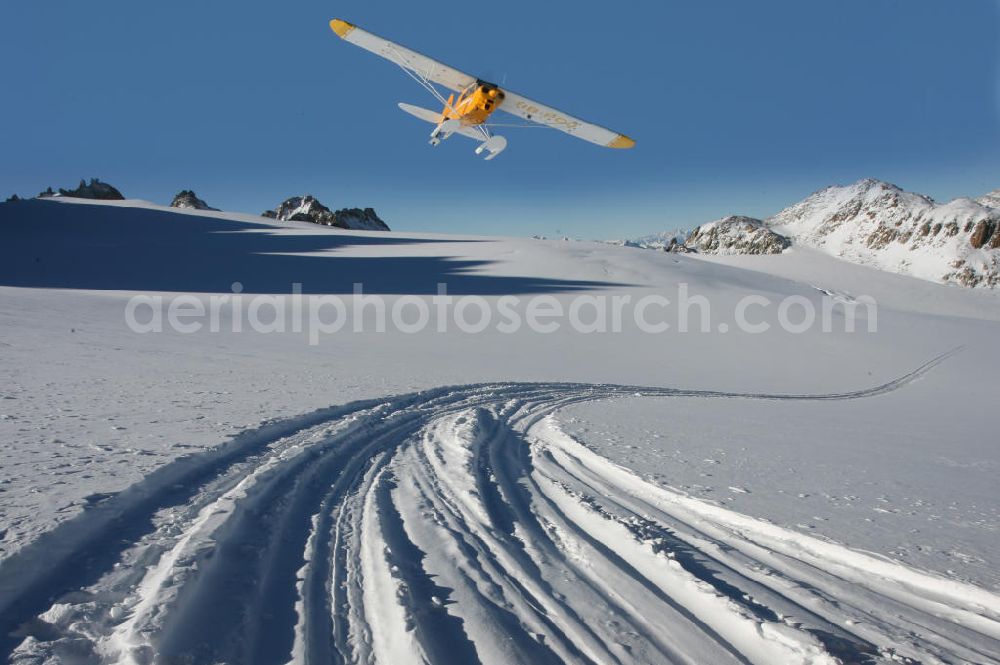 Aerial photograph Ufem Port - Gletscherflug mit einem Flugzeug vom Typ Piper PA-18 mit Ski-Rad-Fahrwerk über mit Schnee bedeckten Gletscher / Hüfigletscher nahe der Hüfi-Hütte im Kanton Uri in der Schweiz. Glacier flight over snow capped glacier in Switzerland.