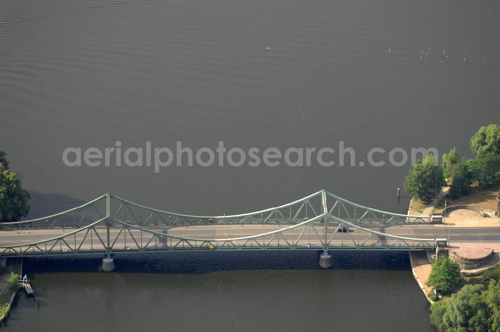 Potsdam from above - Blick auf die Glienicker Brücke, die die Städte Berlin und Potsdam über die Havel hinweg verbindet. Ihren Namen verdankt sie dem in der Nähe gelegenen ehemaligen Gut Klein Glienicke, an dessen Stelle heute das Schloss Glienicke liegt.