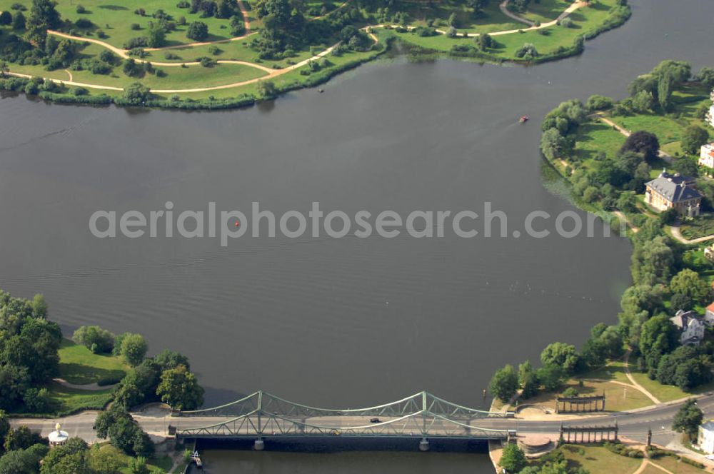 Potsdam from the bird's eye view: Blick auf die Glienicker Brücke, die die Städte Berlin und Potsdam über die Havel hinweg verbindet. Ihren Namen verdankt sie dem in der Nähe gelegenen ehemaligen Gut Klein Glienicke, an dessen Stelle heute das Schloss Glienicke liegt.