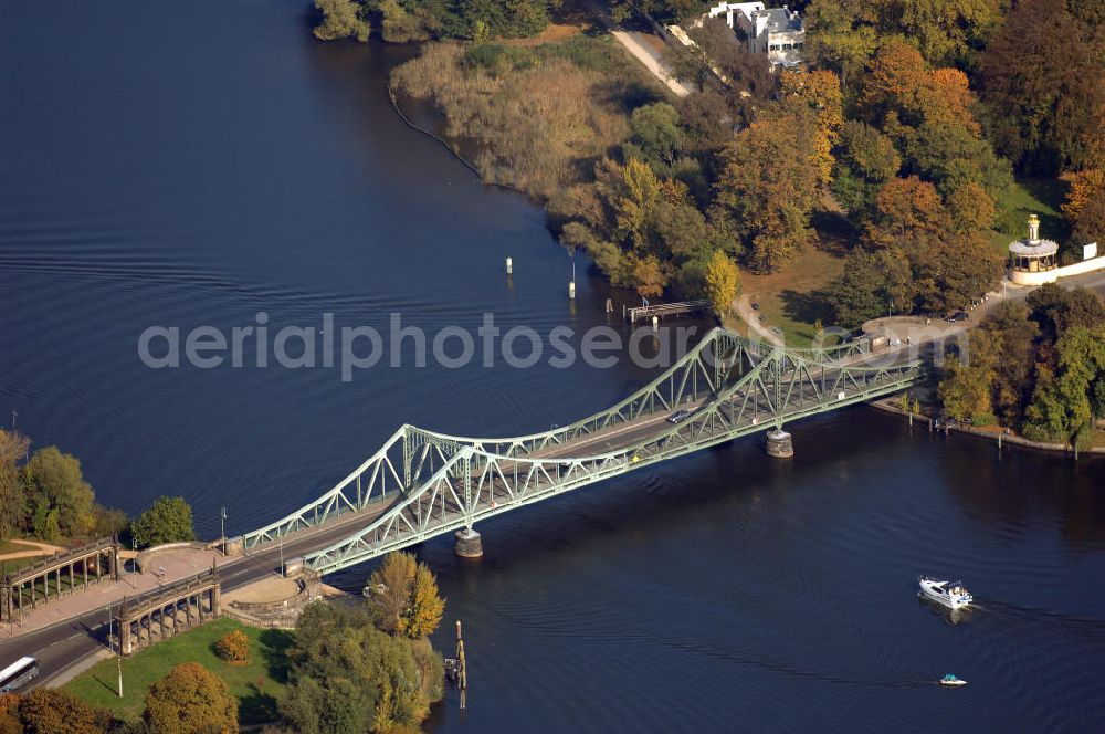 Aerial photograph Potsdam - Die Glienicker Brücke verbindet über die Havel hinweg die Städte Berlin und Potsdam, Stadtteil Berliner Vorstadt. Ihren Namen verdankt sie dem in der Nähe gelegenen Gut Klein Glienicke, an dessen Stelle heute das Schloss Glienicke liegt. Weltweit bekannt wurde die Glienicker Brücke durch den spektakulär inszenierten dritten und letzten Agentenaustausch am 11. Februar 1986.